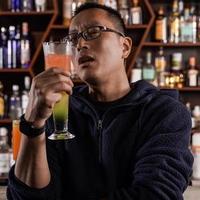 152影视 有次他摘下一边耳机