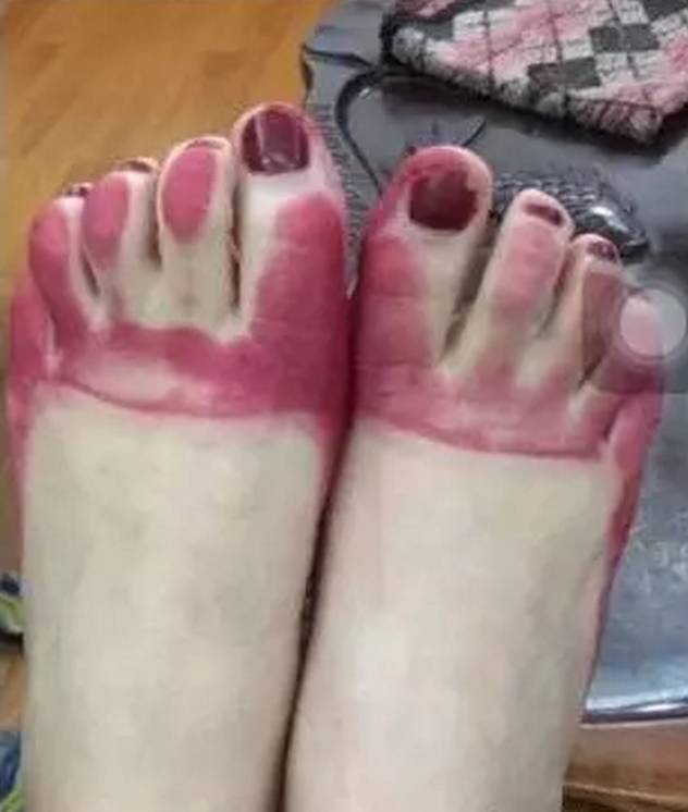 采精小蝴蝶 偶尔有白粉蝶误入办公楼海报